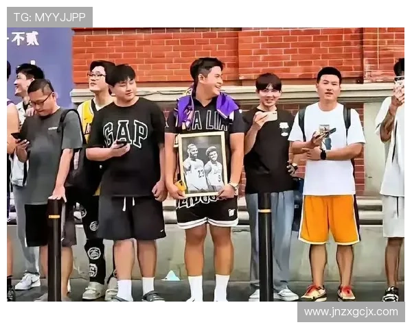 詹姆斯与足球明星互换球衣的趣味时刻引发球迷热议与欢笑