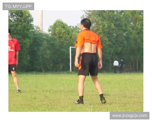 足球明星在绿茵场上挥洒汗水的瞬间与背后的桌面故事