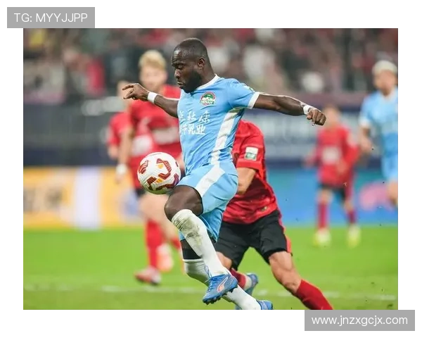 足球明星赛场失态引发看台观众强烈不满与抗议事件回顾